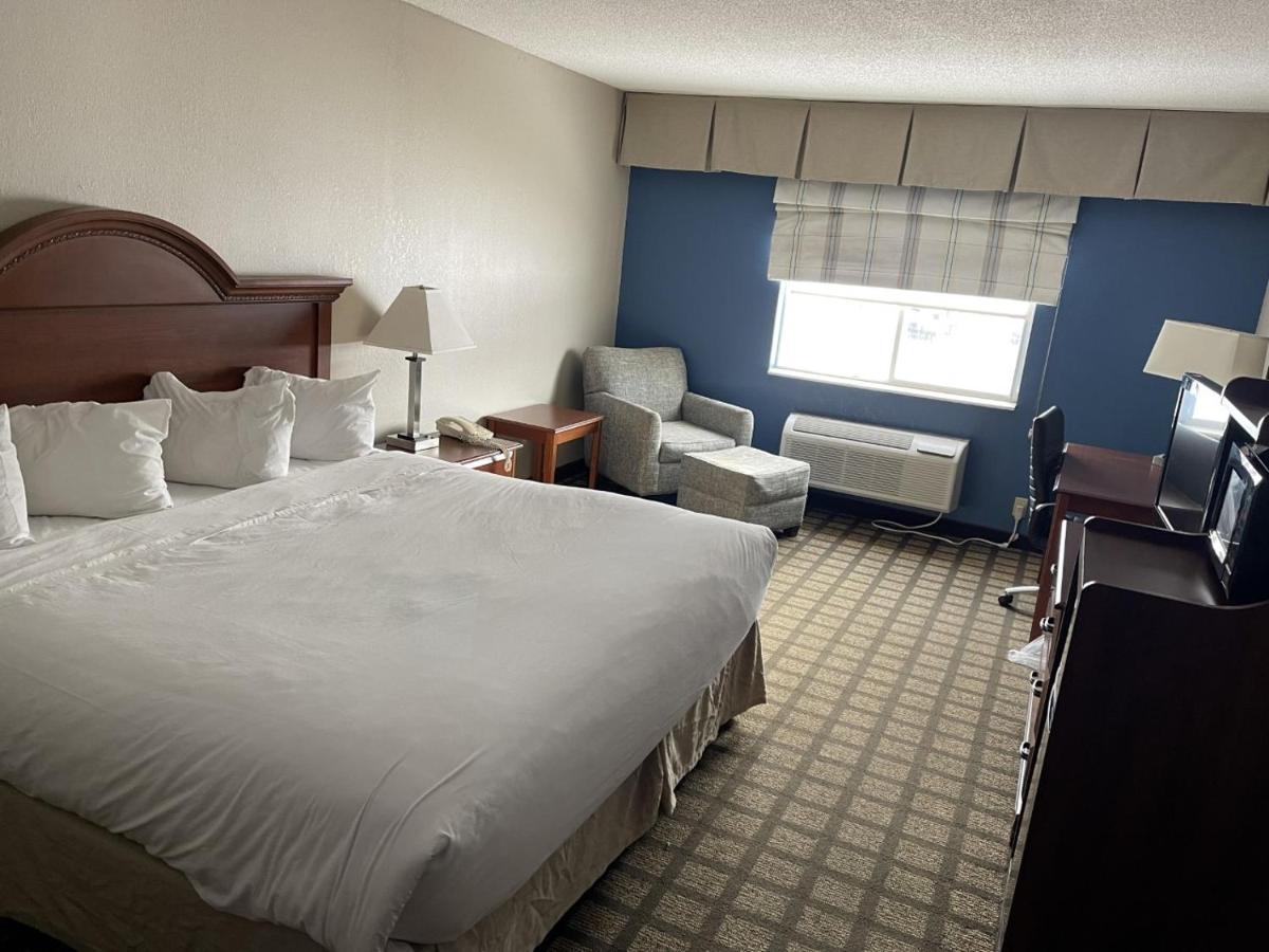 Baymont By Wyndham Galesburg Hotel Exterior foto