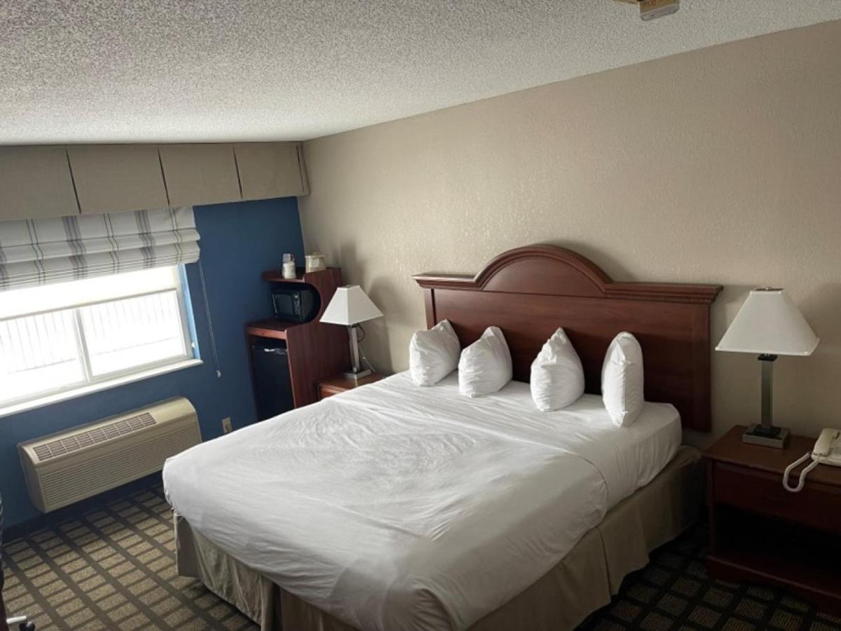 Baymont By Wyndham Galesburg Hotel Exterior foto