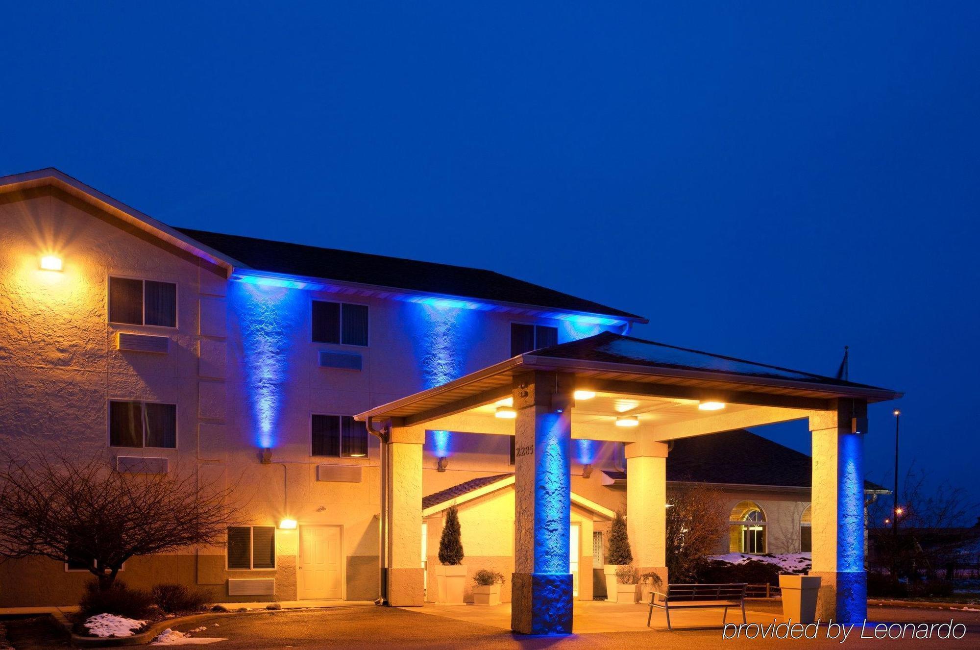 Baymont By Wyndham Galesburg Hotel Exterior foto